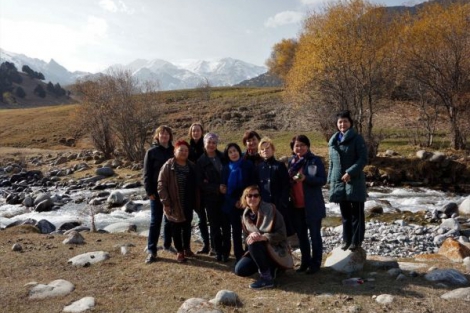 Kvalitatīva izglītība un droša vide Centrālāzijas meitenēm
